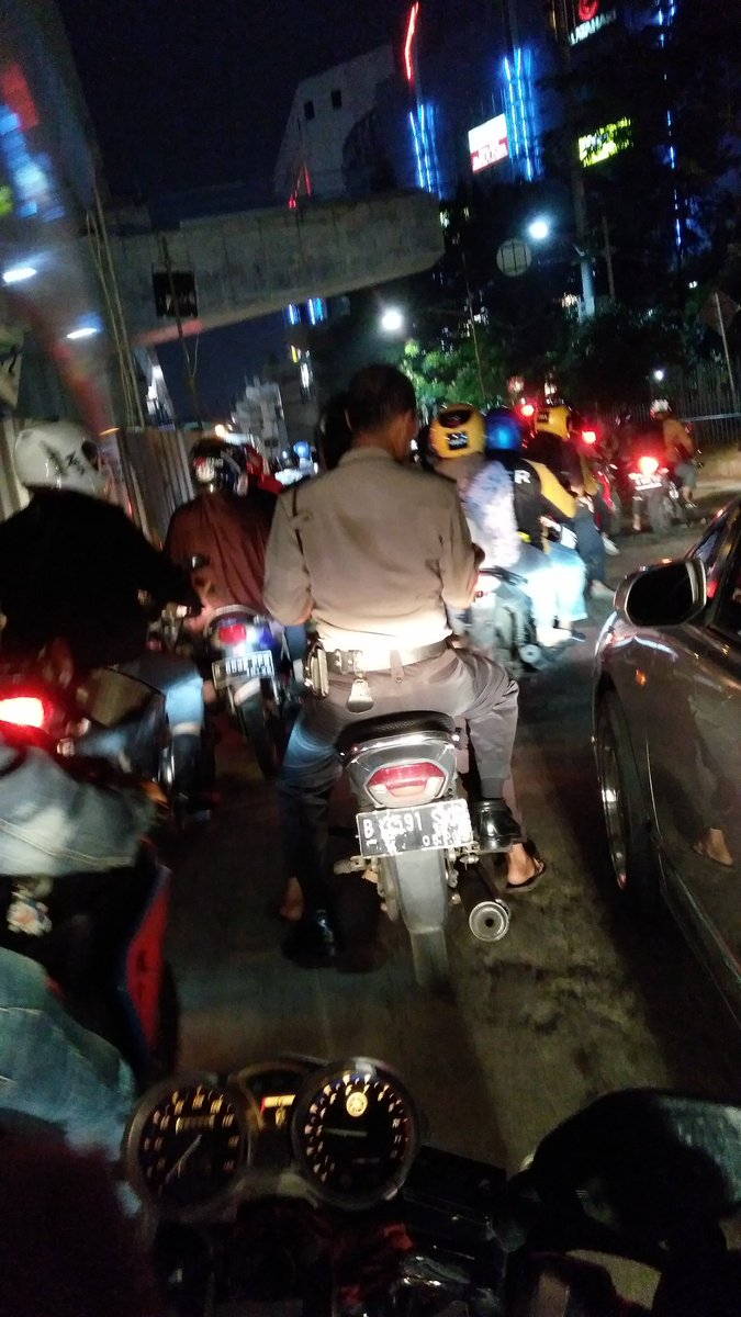 antopinarso's tweet photo. @TMCPoldaMetro  aparat polisi dgn Motor dinas B 351 SKG jalan tanpa helm. Tolong diperingatkan agar jadi contoh.. Lokasi Blok M. https://t.co/2eeenyEvsd