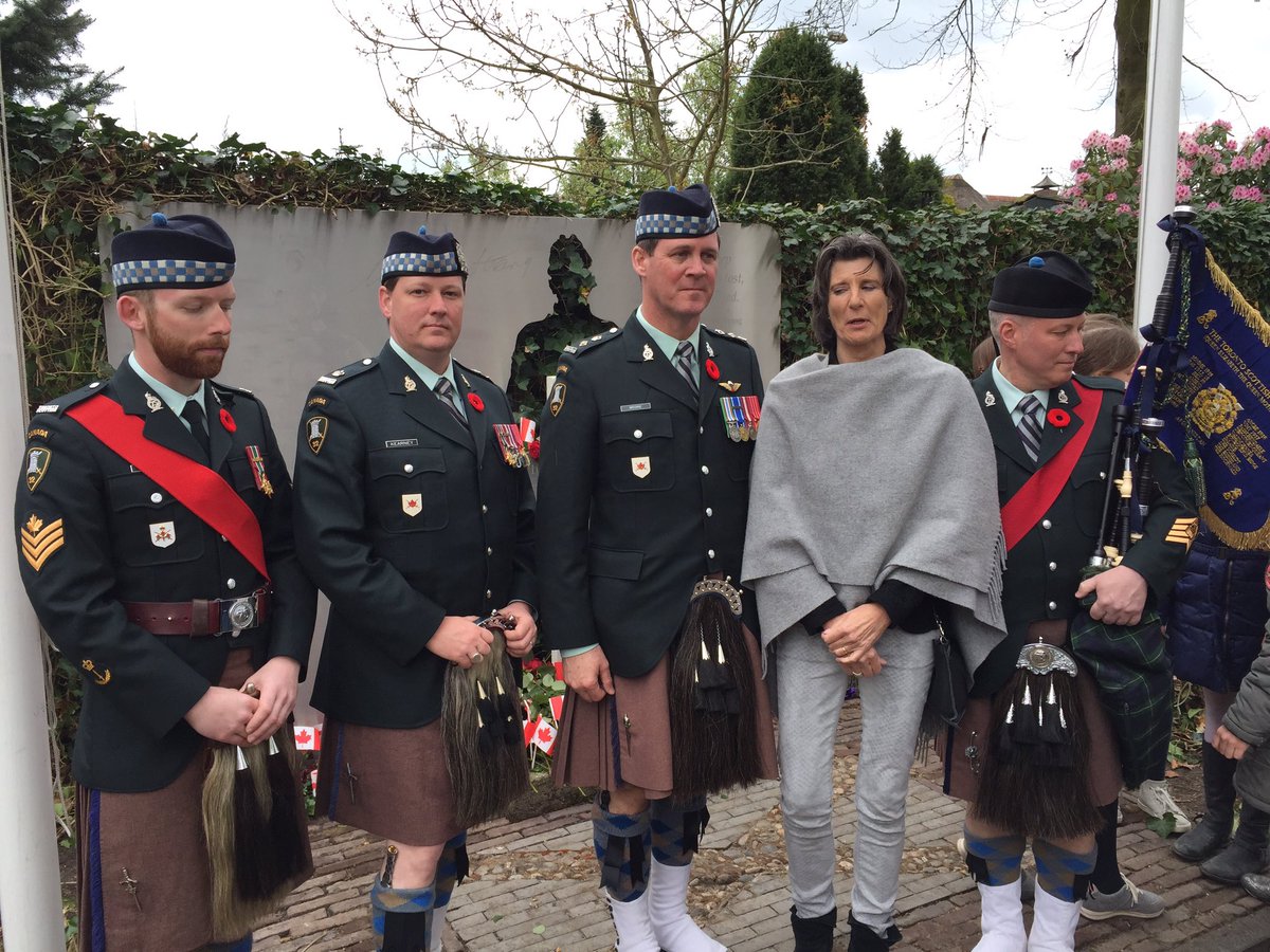 Mooie herdenking vandaag van Walter Strang voor basisscholen in Hoevelaken met bijdragen van  4 militairen van het Toronto Scottish Regiment