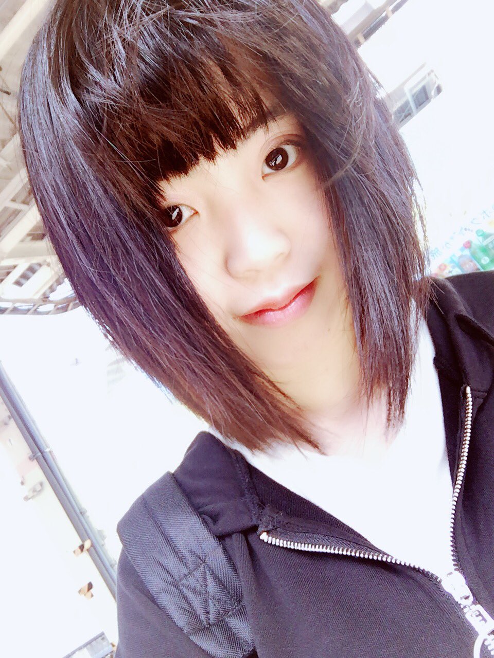 佐藤杏香 出先で風に煽られ髪の毛がハチャメチャ 明日の朝ごはん用のタマゴサンド準備完了したし はよ洗いもんして寝る準備 その前にお風呂 本日2度目笑 朝風呂からの夜風呂笑 前髪はアイロンしてるけど 他はやっとらんよ 短いと何もしないのに