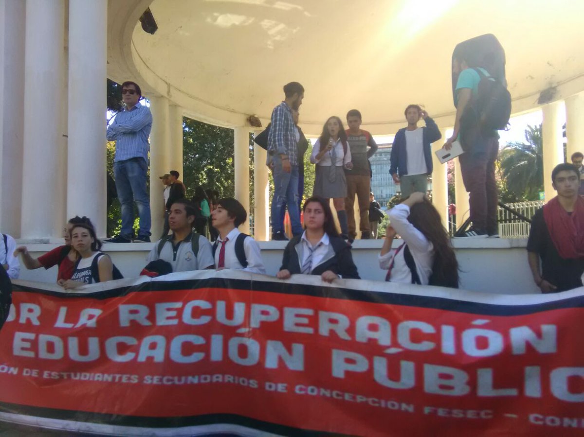 alen_arancibia's tweet photo. Ayer l@s estudiantes en Conce exigimos desmunicipalizacion y nuevo sistema de financiamiento https://t.co/AUmTpIs0Xh vía @TVU_television https://t.co/DLx637vKDl