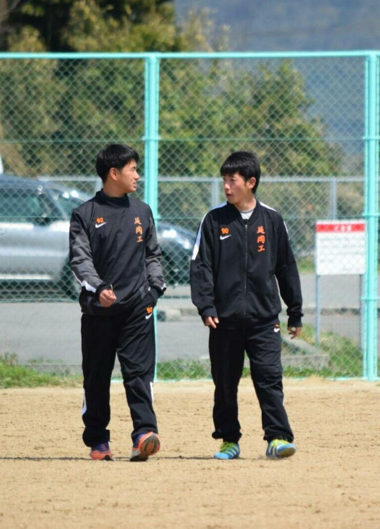 陸 斗 え １年生のみなさん サッカー部の部活動紹介どーでしたか 部員はもちろん マネージャーも募集してます 延岡工業高校サッカー部は昨年 顔面偏差値宮崎県グランプリを頂きました キャプテンは九州短足選抜に選ばれてます 一枚目2人とも身長