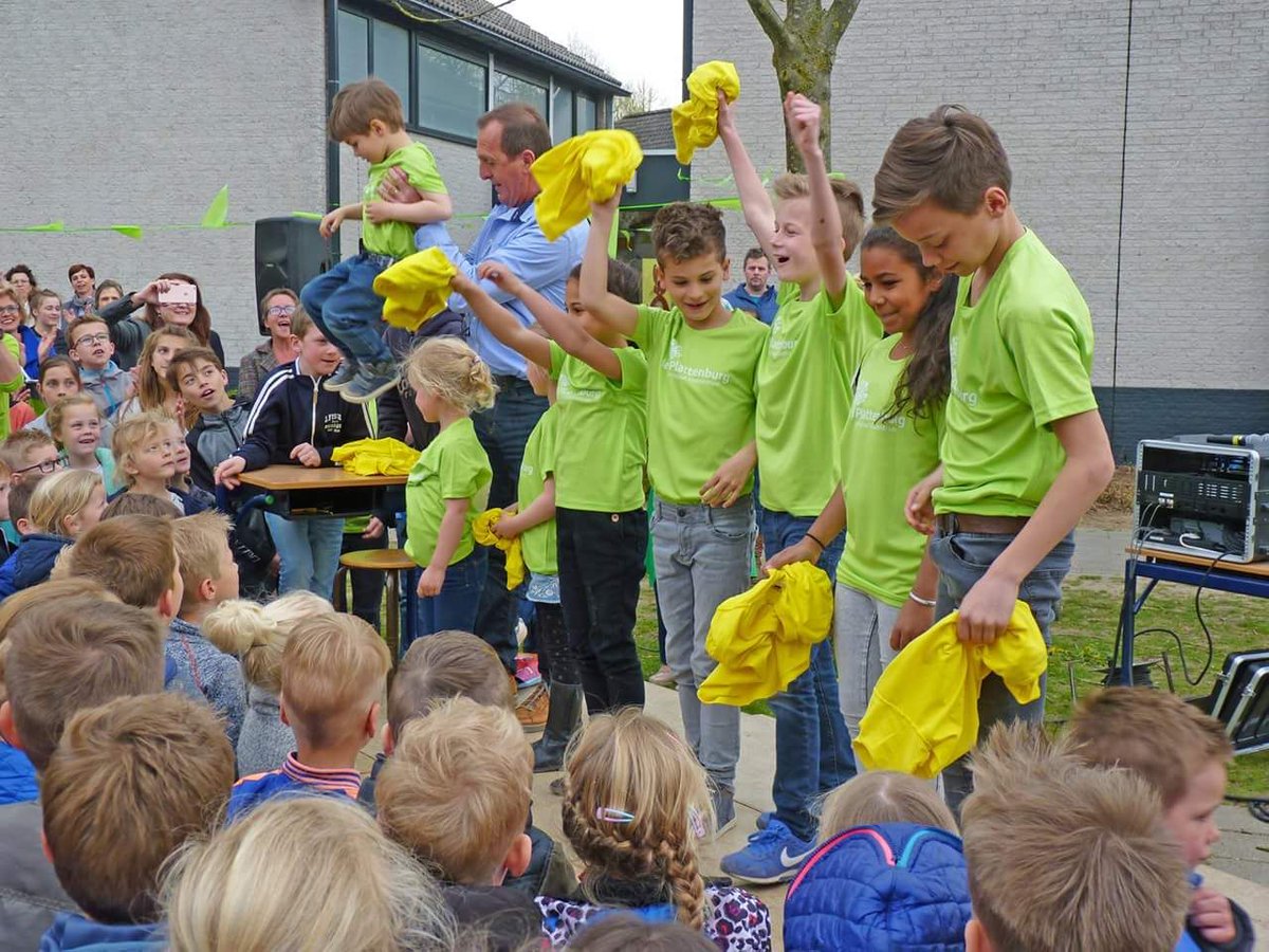 Stravers's tweet image. @StraversWW heeft @deplattenburg geholpen met de nieuwe #huisstijl. Vandaag werden de nieuwe bedrukte shirts gepresenteerd! #drukkerij