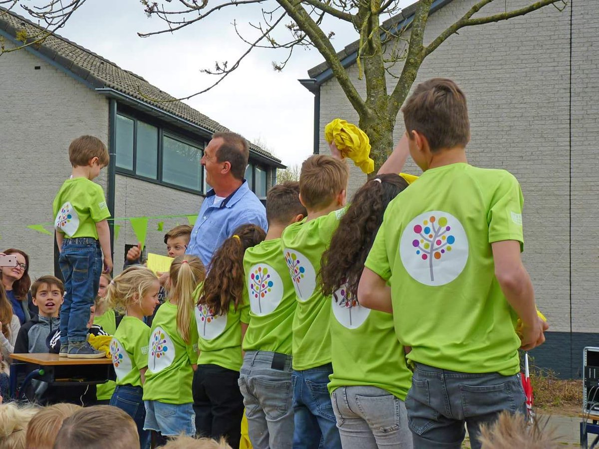 Stravers's tweet image. @StraversWW heeft @deplattenburg geholpen met de nieuwe #huisstijl. Vandaag werden de nieuwe bedrukte shirts gepresenteerd! #drukkerij