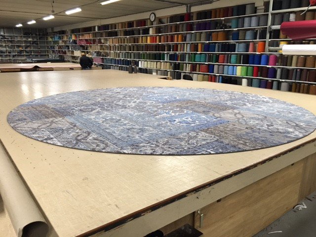 carpet_making's tweet photo. Vloerkleden op maat @DessoHome vanuit Desso&amp;Ex blind gebandeerd en ingelegd op een vilten antislip-ondertapijt https://t.co/BPbwCVX35i https://t.co/FXIiqEQlyT