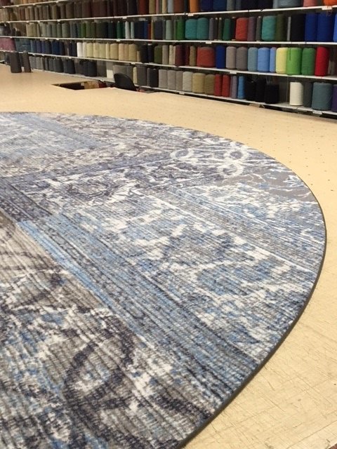 Vloerkleden op maat <a href="/DessoHome/">Desso Home</a> vanuit Desso&amp;Ex blind gebandeerd en ingelegd op een vilten antislip-ondertapijt bit.ly/2kEfWKw