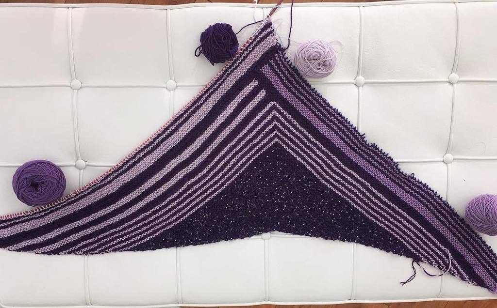 Artyarns's tweet photo. Glitter Gradients Triangle Shawl knitting update#glittergradientskit #merinocloud #beadedsilkandsequins #artyarns #knittersofinstgram https://t.co/GLNek6WmJB