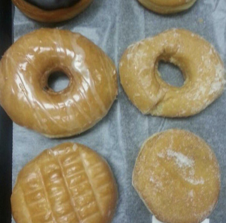 DonutsTo's tweet photo. The choice is clear! #donutstogo https://t.co/Yvi6f0AUC6