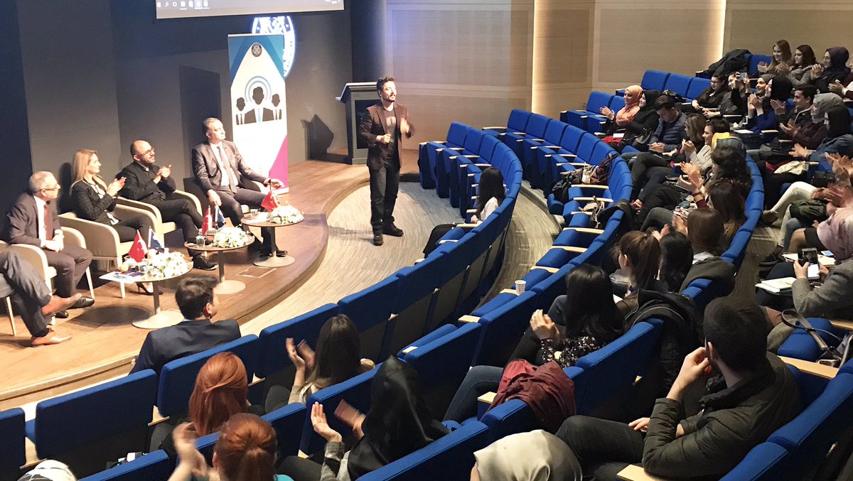 erdemgenc's tweet photo. #MedipolÜniversitesi #MedipolKariyerZirvesi ydi. oturumda hem #20YaşındaPatronOlmak #girişimcilik hem de #M3Works işlerimizi anlattım #20ypo https://t.co/AeE8cHeJip
