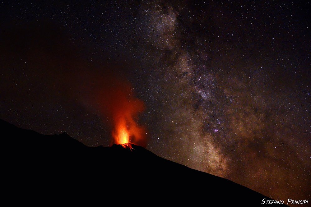 Stromboli e Via Lattea fotografati da Punta Labronzo.
<a href="/SocialEolie/">SocialEolie</a> <a href="/VisitSicilyOP/">Visit Sicily</a> #Stromboli #vulcano #milkyway #vialattea