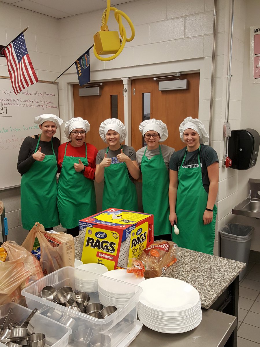 GCHSTHAcademy's tweet image. Shoutout to @stucogchs students who came to scoop🍦this morning! #HonorRoll students get ready for your root beer floats! #gcbuffpride