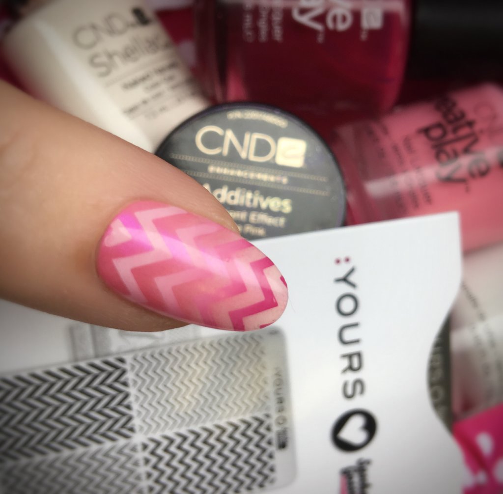 Check out this stunning ombre chevron by <a href="/Fee_Wallace/">Fee Wallace</a> using the :Yours Loves Sascha Edgy Zebra plate

Get the look: buff.ly/2o1YZux