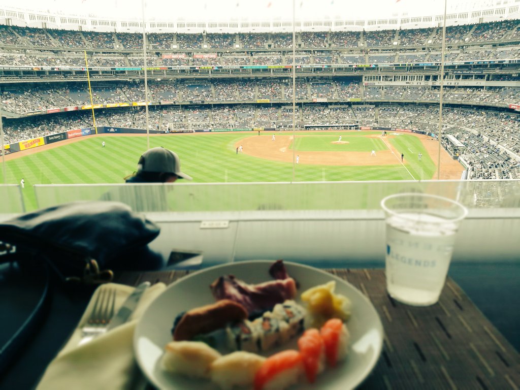 AmeliaTran's tweet photo. Lunch with a view 🏏😸🤘#SuiteLife #TMAParty https://t.co/Ya2Ht0bjLB