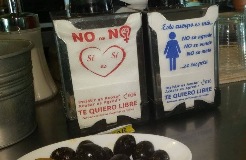 Los vecinos de un pueblo madrileño plantan cara al machismo desde la barra del bar elespanol.com/social/2017041…