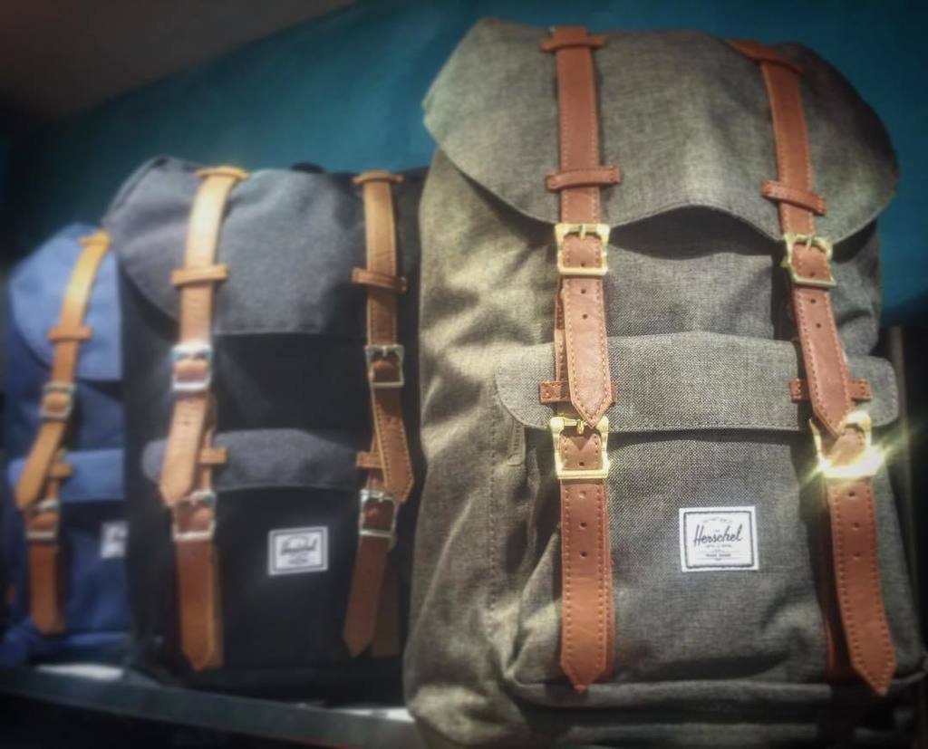 pelaezphoto's tweet photo. @herschelsupply en @roundtripshop #Mochilon #Moda #Burgos #YoYaTengoLaMia 🔝🔝🔝 https://t.co/egzFUI20CO