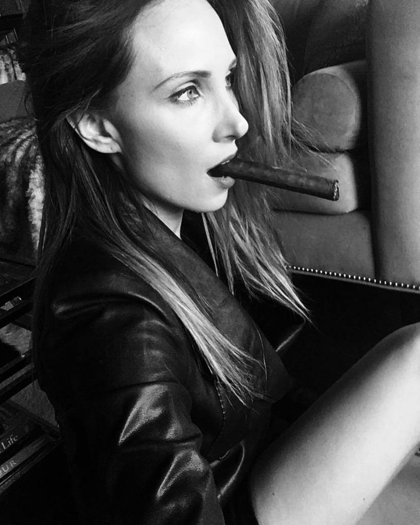 Smoking a #RomeoyJulieta Media Noche. Love this one. Tate's like nuts , cream , coffee ... some spice ! Just lovin… ift.tt/2oYyHeB