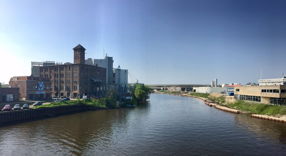 'A view to a kill' op de <a href="/mengfabriek/">De Mengfabriek</a> met het @KoudijsKafe aan de kade en #Stadsstrand de <a href="/WitteSieb/">Witte Sieb</a> aan de overzijde in <a href="/shertogenbosch/">'s-Hertogenbosch</a>.