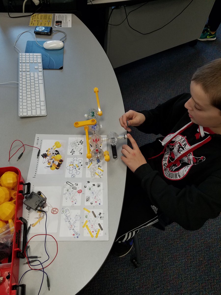 Traveling_TA_'s tweet image. IQ Key #STEMclass They did it!😲 WireCrawler is moving  #RobotEngineering #Traveling_TA_  #SouthLearns