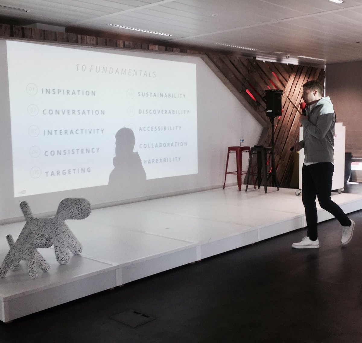 Weetewa's tweet photo. De YouTube workshop zit erop! Next up: prijsuitreiking! S p a n n e n d 😳😳😳 https://t.co/ajddls22EF