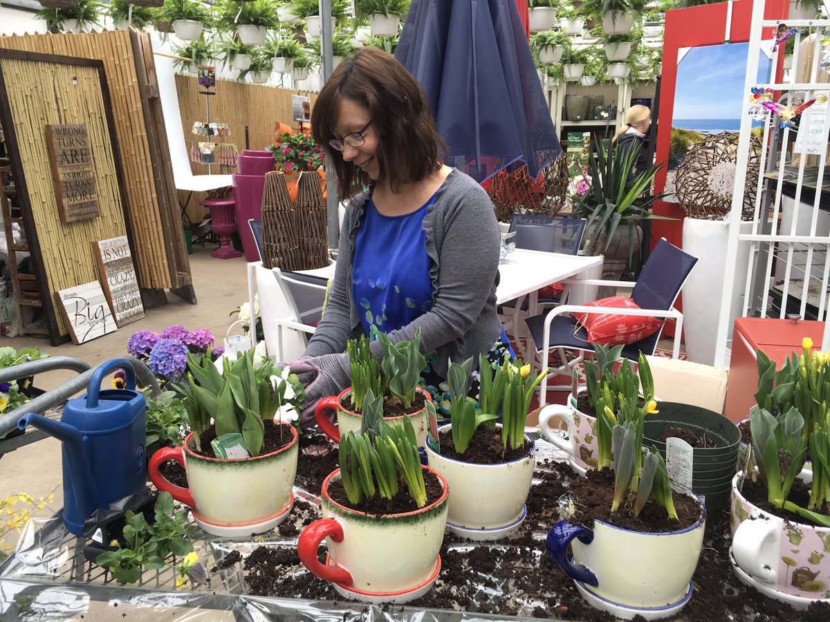 RegalFlorist's tweet photo. Wendy's digging in the dirt and having fun!
#EasterPlanter #Eastergiftidea #springbulbs #cupandsaucerplanter #wehavefunatwork #GardenCentre https://t.co/ulLjHebiH9