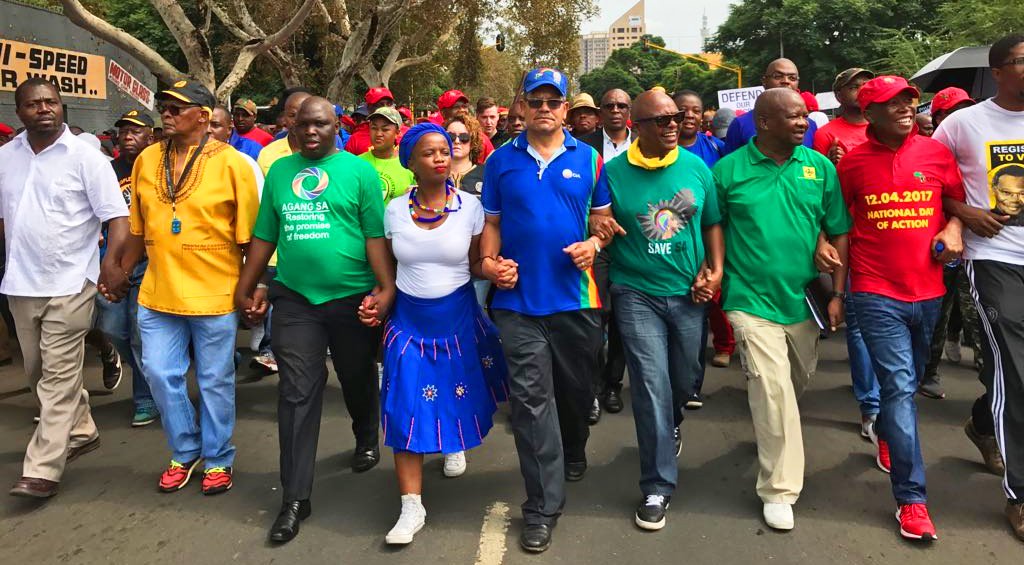 South Africans, can we please get a RETWEET to thank each &amp; every opposition party for coming together &amp; putting South Africa FIRST 🇿🇦☝️