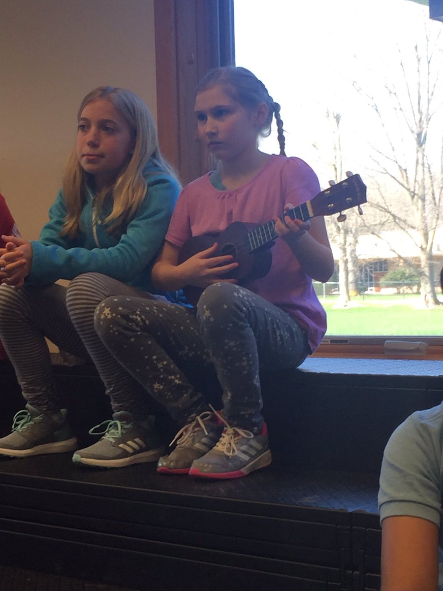 SCS_ECandLS's tweet image. 4th graders learning to play the ukulele @StanleyClarkTig #finearts #creatingmusic #fun