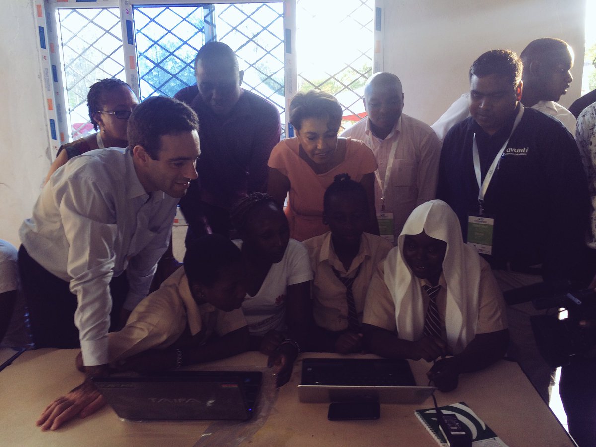 ICTAuthorityKE's tweet photo. Our partners @Huawei &amp; @Avanti_plc testing out the new machines with the students. #ConnectedKe2017. https://t.co/m8cNtm9uYz