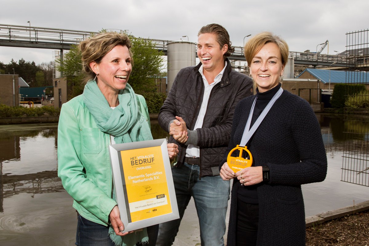 Vandaag feliciteerde <a href="/pvdhoogenband/">Pieter van den Hoogenband</a> <a href="/ElementisNethBV/">Elementis NL</a> met de titel van het #vitaalstebedrijf van Overijssel! bit.ly/2p5LhIp