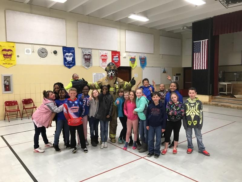 ScafdFirePreven's tweet photo. Cappy helping teach fire prevention to Elms Rd Elementary. Thank you for allowing us to get this important message out. @ElmsRoad https://t.co/sJyeYexYka