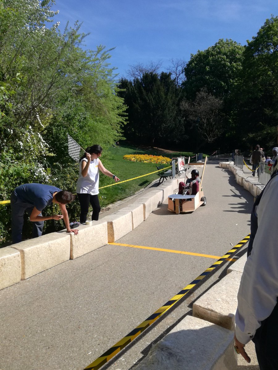 ACORDEBARD's tweet photo. Les #pushcars fabriquées par les enfants des centres de loisirs ont dévalé les pentes des Buttes Chaumont en cet après-midi ensoleillé 🚗 https://t.co/ulj0iggFAZ