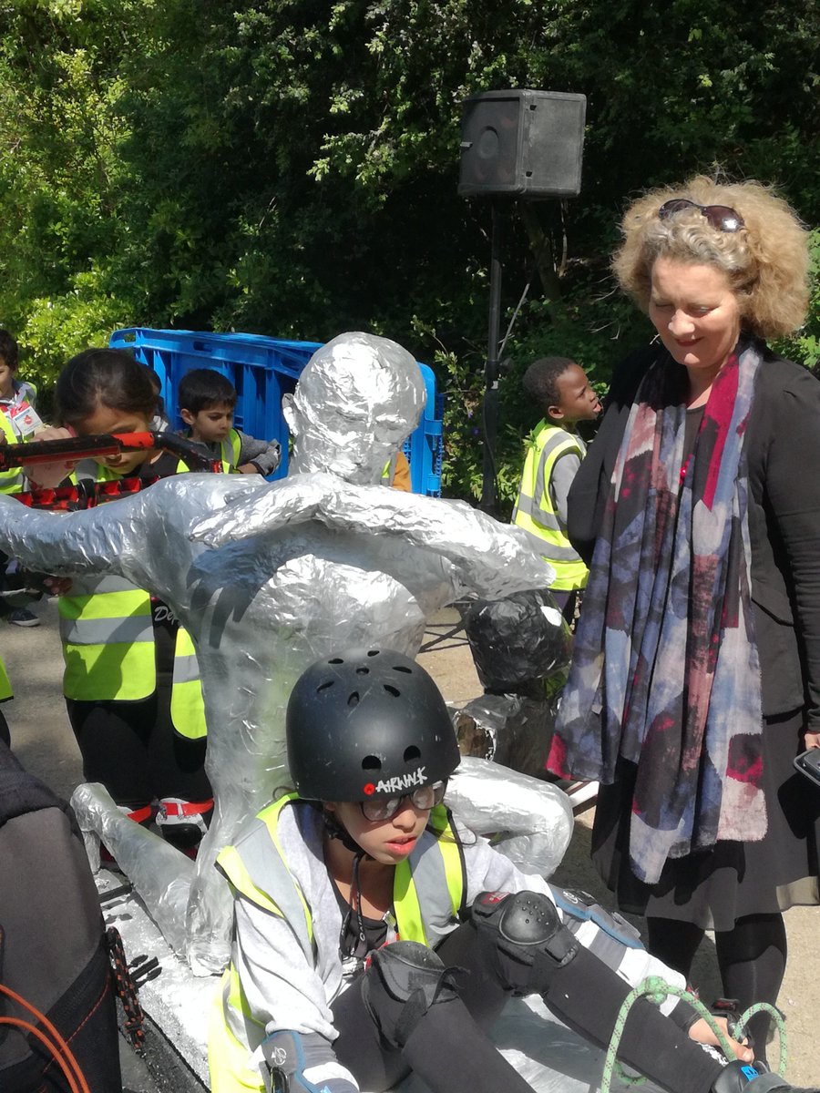 ACORDEBARD's tweet photo. Les #pushcars fabriquées par les enfants des centres de loisirs ont dévalé les pentes des Buttes Chaumont en cet après-midi ensoleillé 🚗 https://t.co/ulj0iggFAZ
