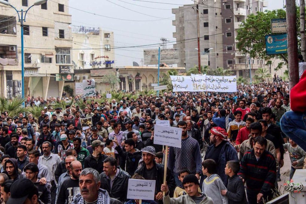metesohtaoglu's tweet photo. Suriyeli muhalifler ile rejim arasında,#Fua, #Kefarya,#Madaya,#Zebadani’den sivillerin karşılıklı tahliyesi anlaşması protesto ediliyor
📸 https://t.co/kKSMQe772p