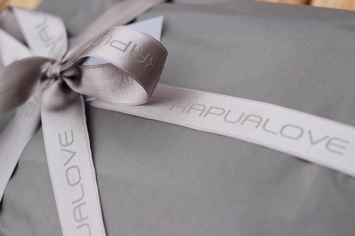CREATEAMPROMO's tweet photo. tied with a luxurious double satin ribbon #kapualove #retail #fashion #satin #ribbon #packaging #packedwithlove  #siebdruck #geschenkband https://t.co/uzuaOg3Cfs