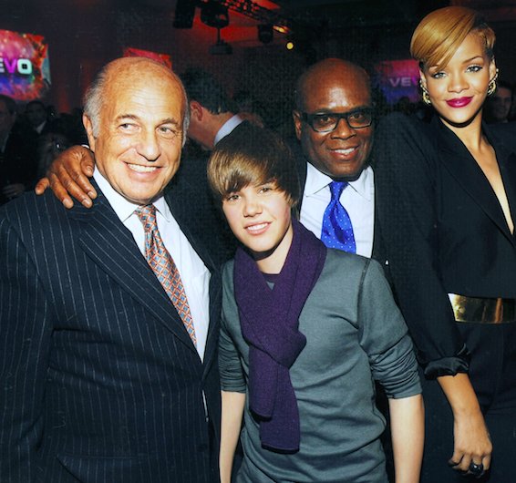 HITSDD's tweet photo. The legendary #DougMorris back in the day with @justinbieber, @rihanna &amp; @LA_Reid, to whet your appetite for our big DM interview. https://t.co/x5CJHd94Wc