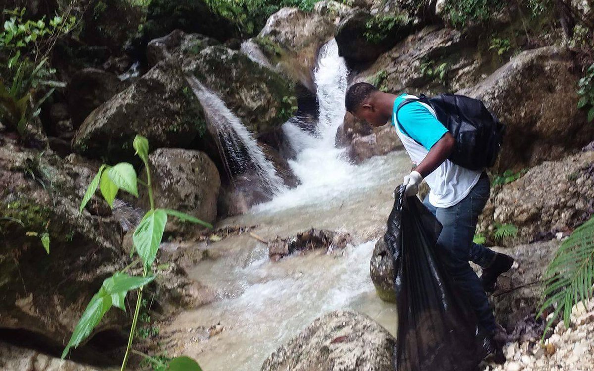 Limpieza río Panzo, provincia Bahoruco, por jóvenes del Movimiento Protagonistas, organización apoyada por World Vision. <a href="/VenABahoruco/">VEN A BAHORUCO</a>