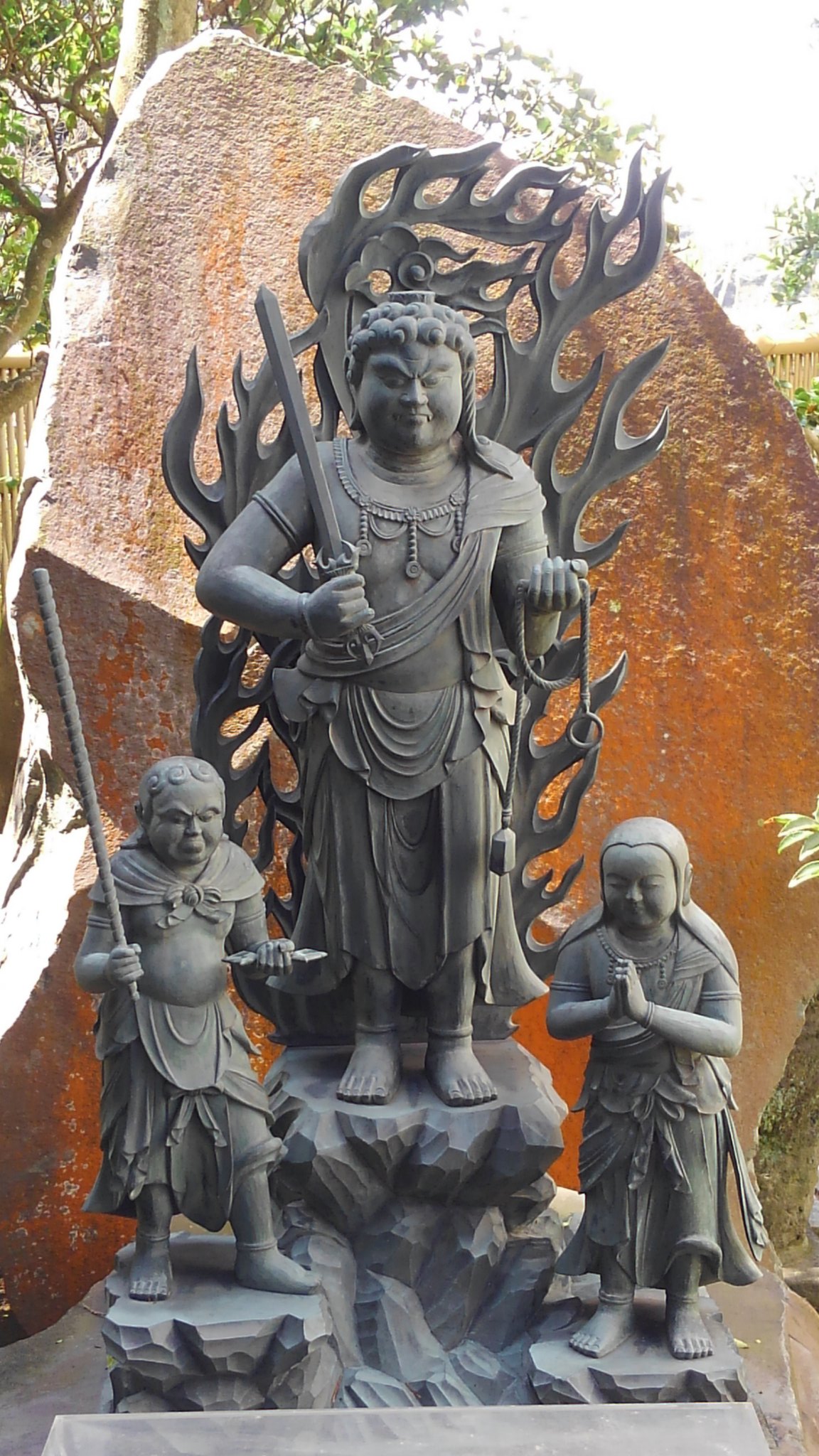 烏丸隆二 緊縛師まだもう少し冬眠 年末に向けて こういう写真を見ておくと幸運が舞い込むという画像です 明治神宮清正井は金運 アップ 鎌倉の大仏様は厄除け 鎌倉成就院不動明王像は縁結び 熱海来宮神社の大楠は厄除け安全祈願 どれも自分で集めました