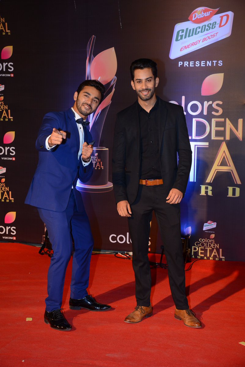 #GoldenPetalAwards2017: #SamridhBawa and #SahilUppal walk the #RedCarpet. #ColorsGPA #ColorsGPA2017 #Colors #Swabhimaan