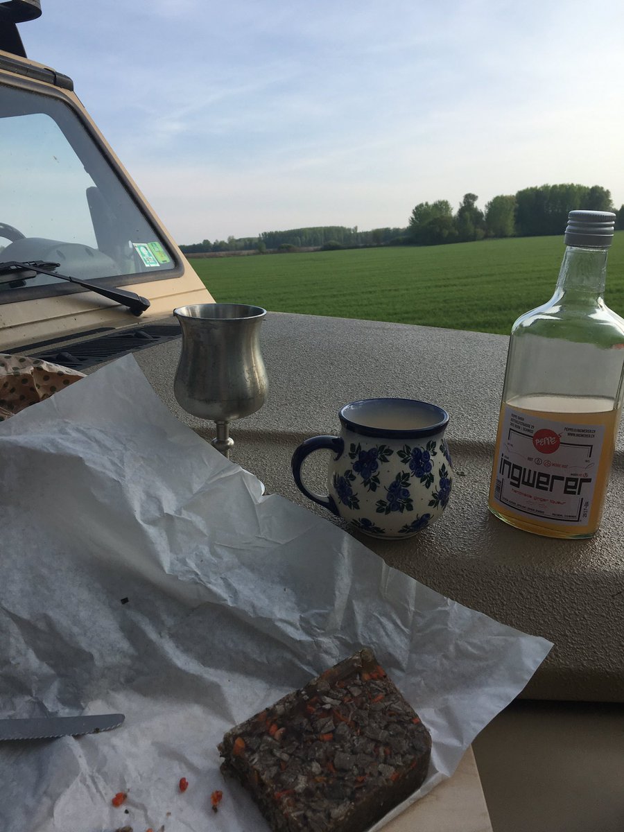 GeroldSchlegel's tweet photo. #Ingwerer dabei. Abend Apero Ritual bei Ankunft. Bevor Einrichten und Camp bereitstellen. Viel gfreuts aus dem sonnigen Ungarn https://t.co/w5G4I2LUXb
