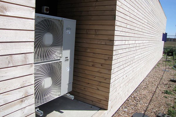 euroeng_be's tweet photo. Vorig jaar meer dan 25% meer warmtepompen geinstalleerd. #engineering https://t.co/AFGpf6CTq3 https://t.co/anWkViIxQx