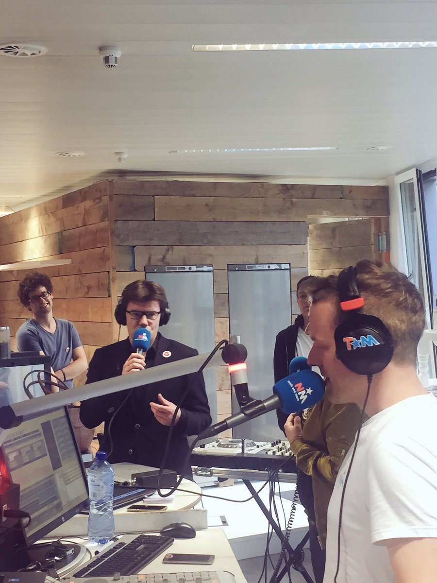 Weetewa's tweet photo. .@svengatz is als minister van jeugd, media, cultuur &amp; Brussel helemaal op zn plek hier in Brussel op de radio omgeven door vloggende jeugd! https://t.co/AeksILVzRf