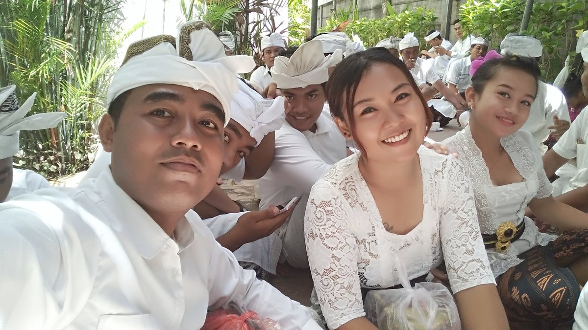 Putu_Ajuzz's tweet photo. sembahyang di hotel furama https://t.co/MHtUuqFY8C