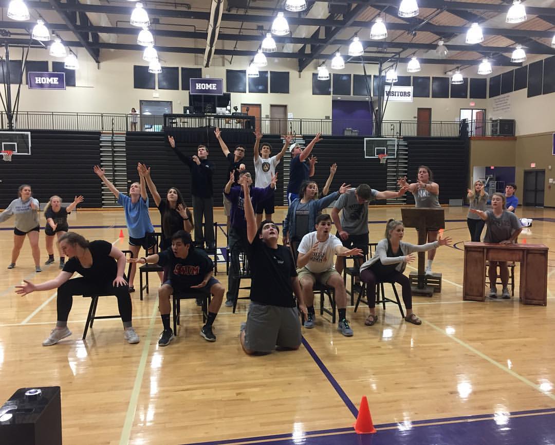 KingsRidgeCS's tweet photo. High Schoolers squeezing in some final practices before heading to #Shulers17 next week! 🎭 | @KRCSFineArts https://t.co/zEK0Aa5HG4