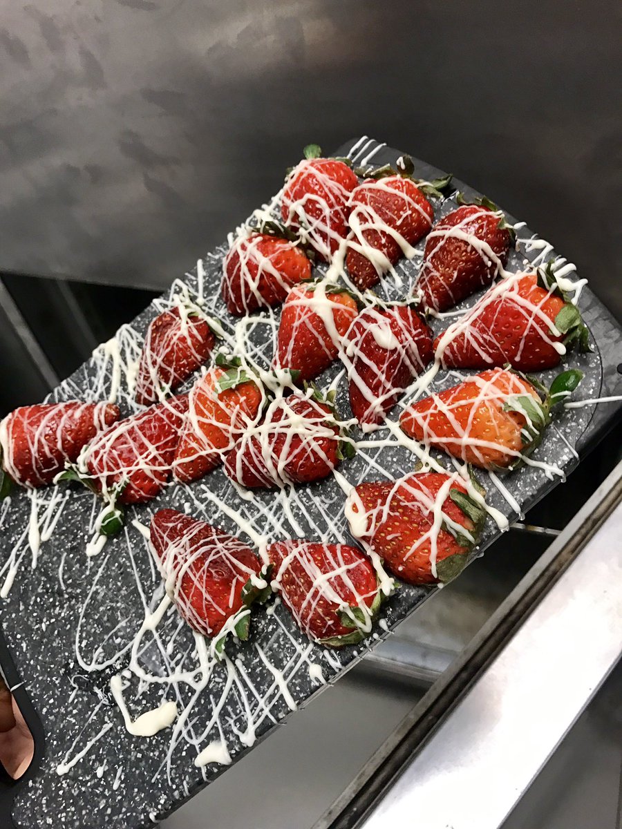 BMTCanteen's tweet photo. SMT CAKE POPS AND STRAWBERRIES 2 bucks each! https://t.co/m25dYAK0h0