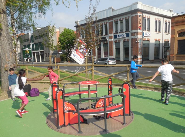 #spazipubblici #Como #Camerlata Finiti i lavori di posa del gioco inclusivo nell'area giochi in piazza Fisac bit.ly/2lXIfkA