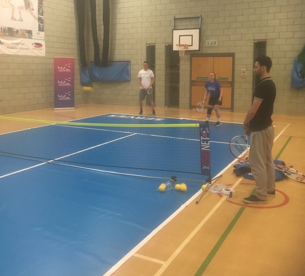 Great to see <a href="/portsmouthuni/">University of Portsmouth</a> students @UOPsportrec @ICJS_UoP + Child &amp; Youth studies learning together @PortsmouthColl students tennis course