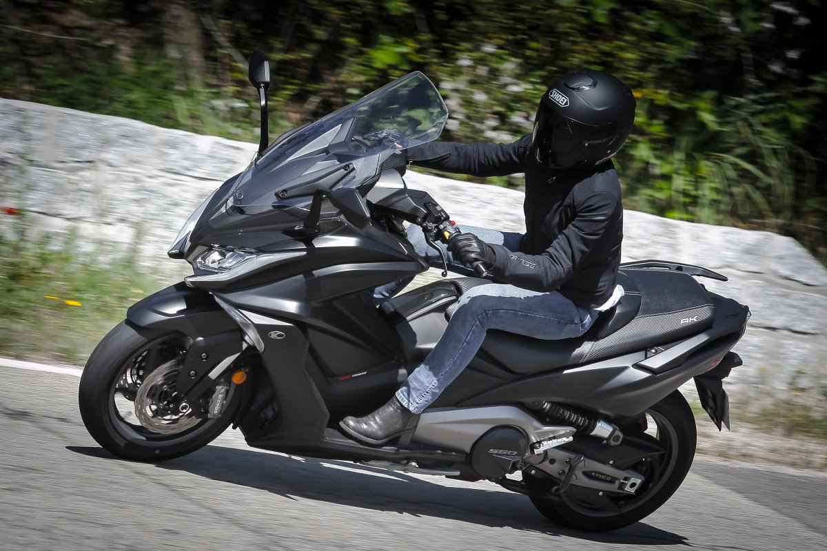 motoservices's tweet photo. #Kymco #AK550 1er essai de l'anti #Tmax sur les routes de Corse https://t.co/BhWpCAH7st https://t.co/NihdVKYuWr