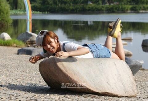 휘인은 이 사진을 금지 사진으로 지정했다. 너무 부끄럽다는 게 이유라고.