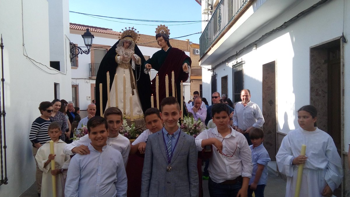 Condavision's tweet photo. El Grupo Joven de la Hermandad del Nazareno de #Villarrasa saca a la calle la Virgen del Dulce Nombre y San Juan Evangelista #sscondado17 https://t.co/fROx4r6WoE