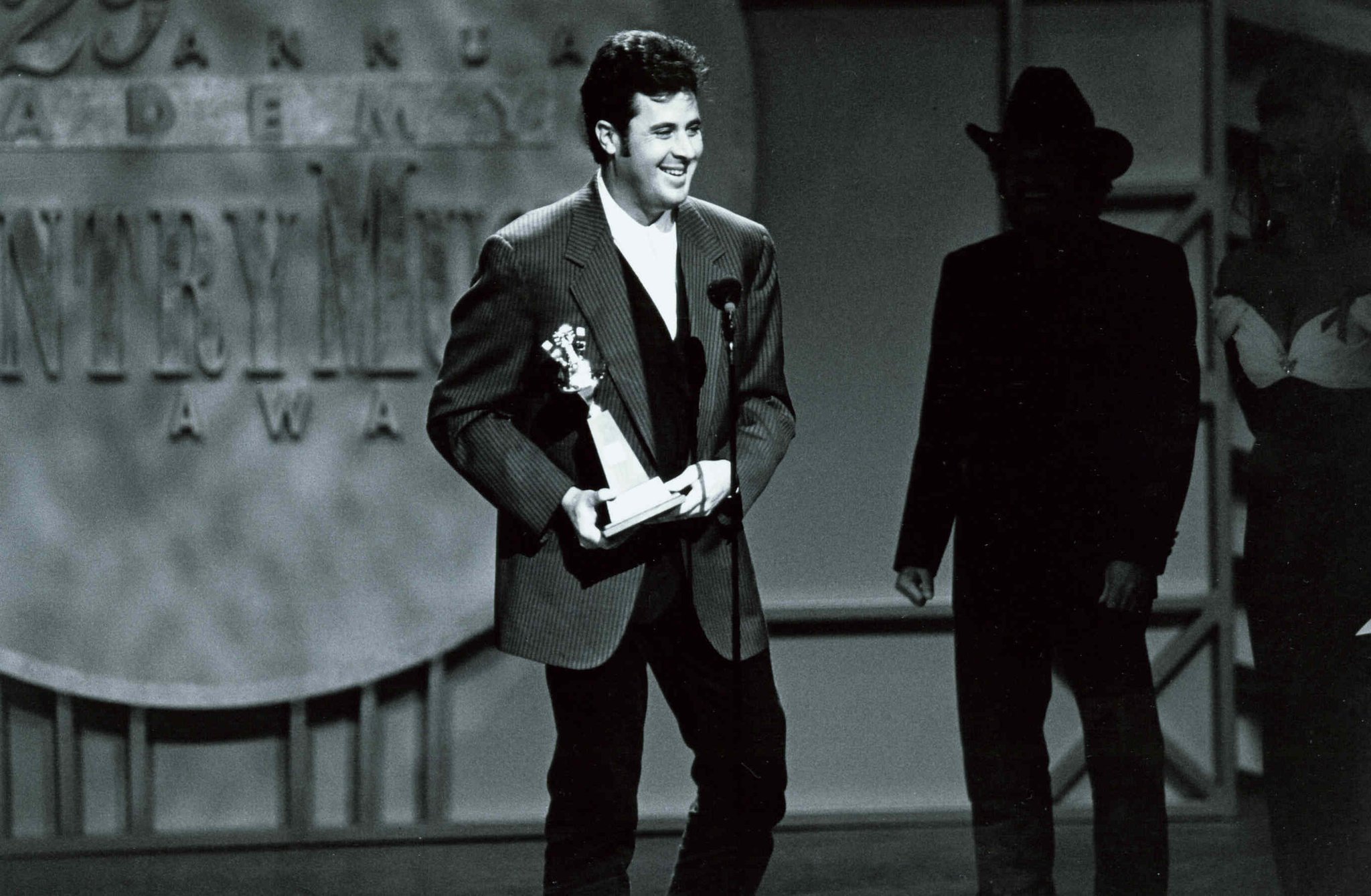 Wishing a very happy 60th birthday to 8-time ACM winner Vince Gill (  