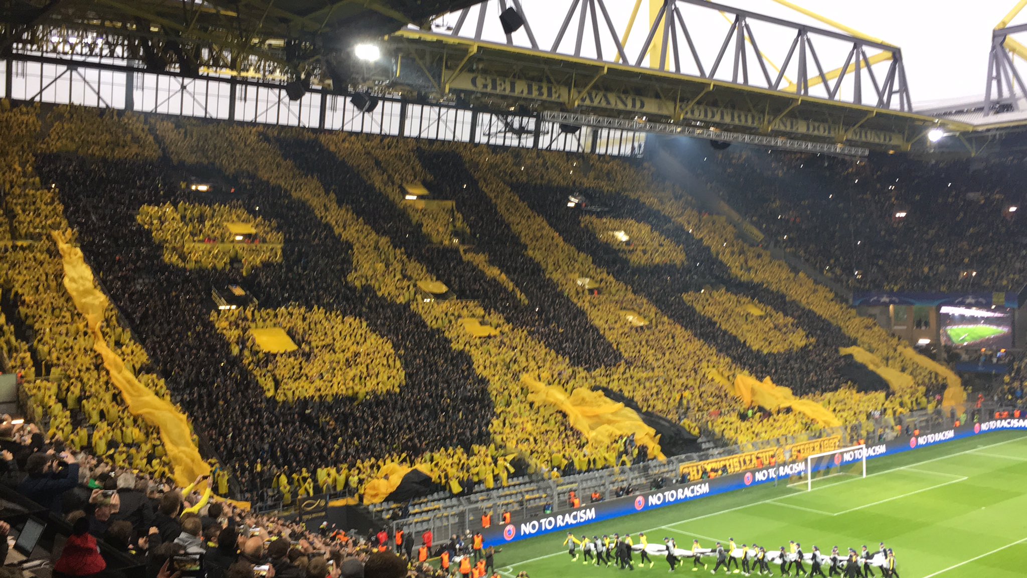 Archie Rhind-Tutt on Twitter: "How Dortmund's Yellow Wall ...