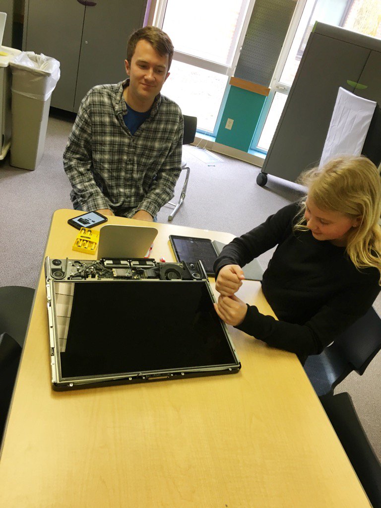 MrsRay5thGrade's tweet photo. Tech guru helping with passion time. How do parts of a computer connect to make it function?#deconstruction#gwgreats https://t.co/WgwQ3ivqoq